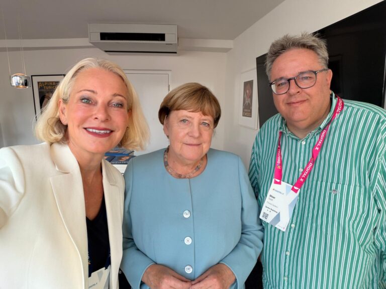Oliver Stoldt mit Angela Merkel und Miriam Meckel